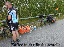 Kaffee an der Bushaltestelle