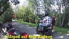 mit dem Moped auf dem Rdweg