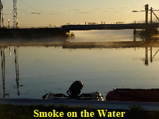 Rauch (Nebel) ber dem Wasser