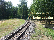 an den Gleisen der Parkeisenbahn