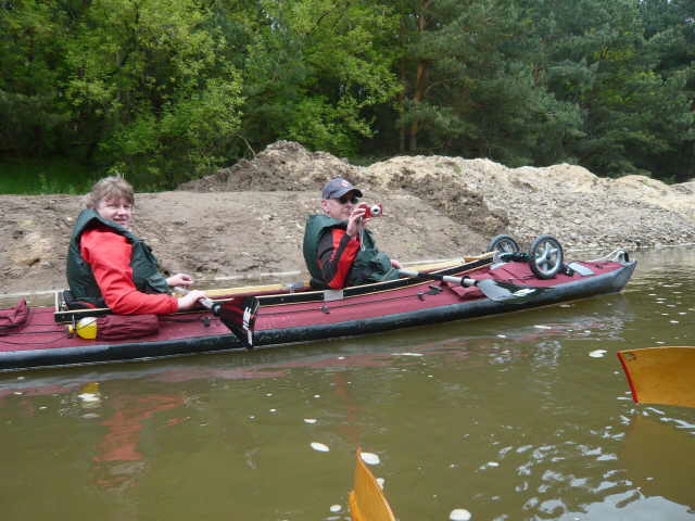 Ines und Holger im Boot von der Seite