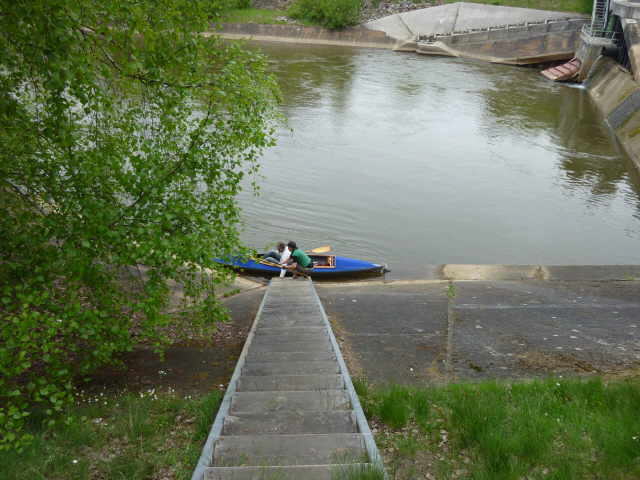 Treppe am zweiten Wehr Kinder im Boot von oben